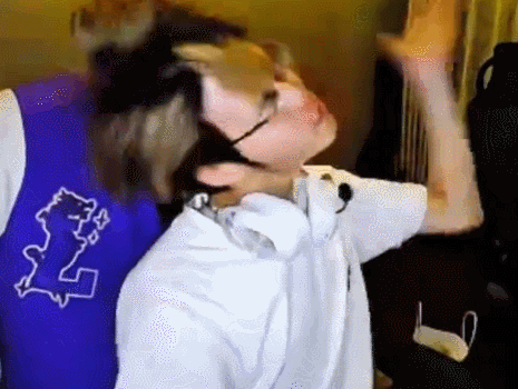记得深夜直播情绪失控,怒喷Pyl后自责道歉,扇自己耳光太吓人!插图4爱奇漫 记得深夜直播情绪失控,怒喷Pyl后自责道歉,扇自己耳光太吓人!插图4爱奇漫