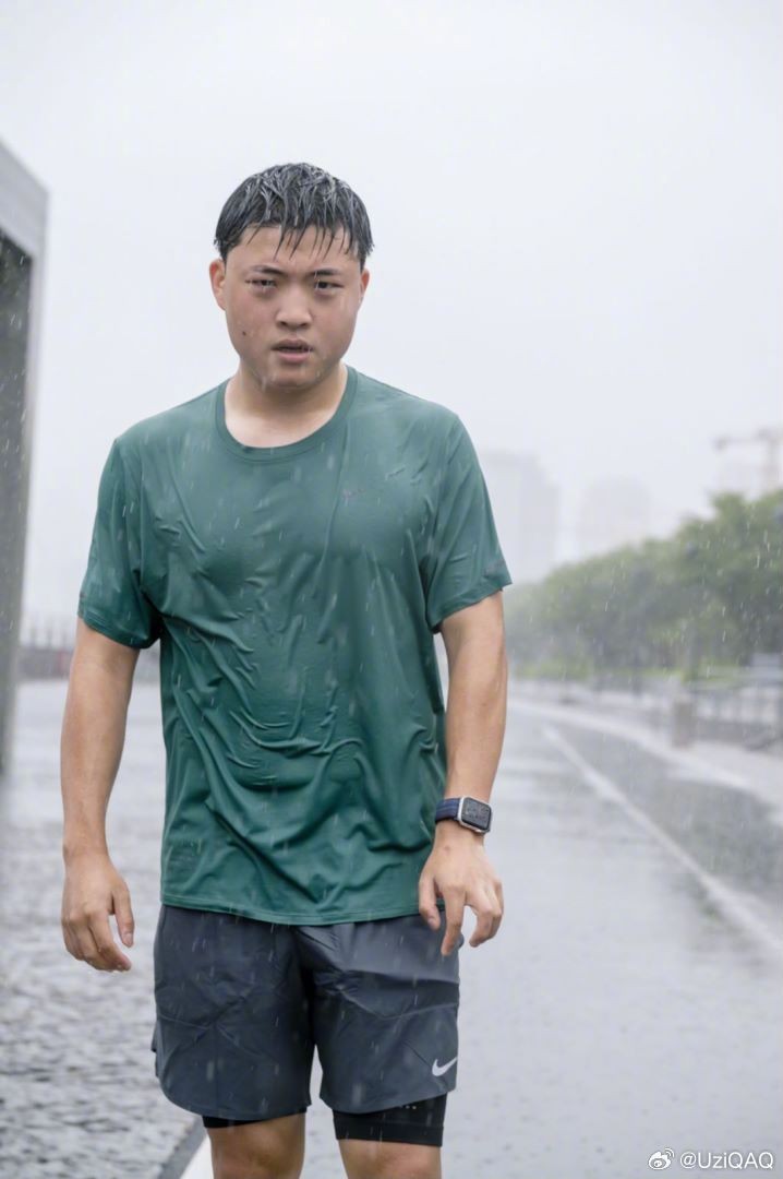 Uzi直播态度引粉丝不满:自己抱怨人气低,结果刚复播就请假?插图8爱奇漫 Uzi直播态度引粉丝不满:自己抱怨人气低,结果刚复播就请假?插图8爱奇漫