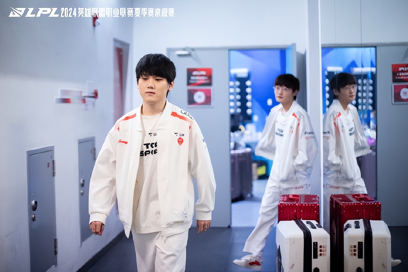 LPL季后赛形势明朗,两队提前预定S赛门票!插图6爱奇漫 LPL季后赛形势明朗,两队提前预定S赛门票!插图6爱奇漫