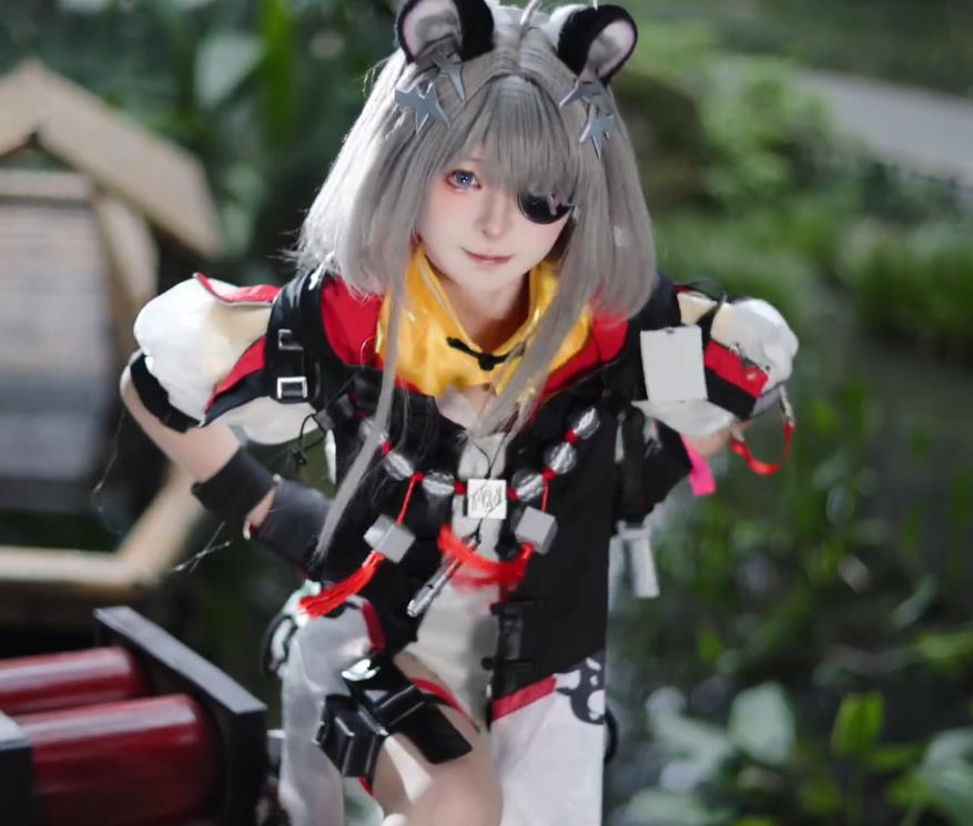 傻喵叫哈猫儿，美女Coser展示惊人力量！