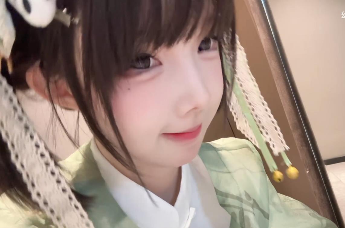 幼蓝蓝，B站UP主，天然契合萝莉系COSER！